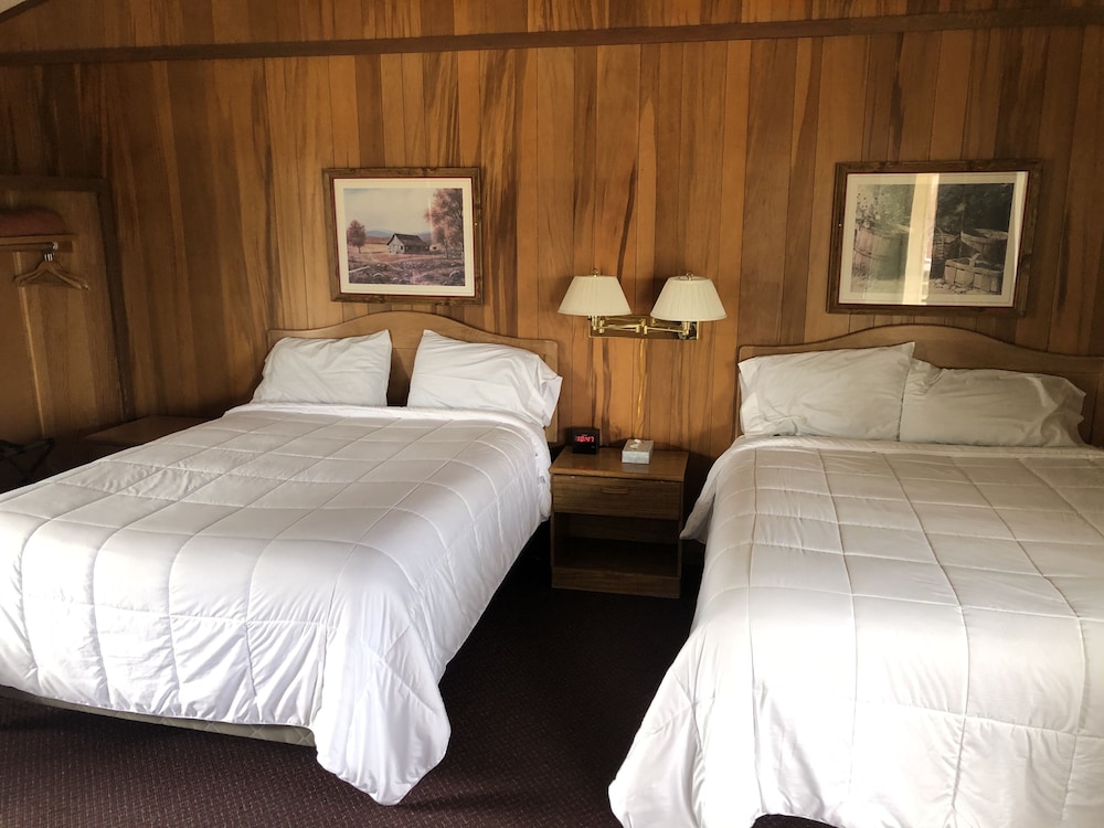 2 Queen Beds near the Pool - No Pets photo 1