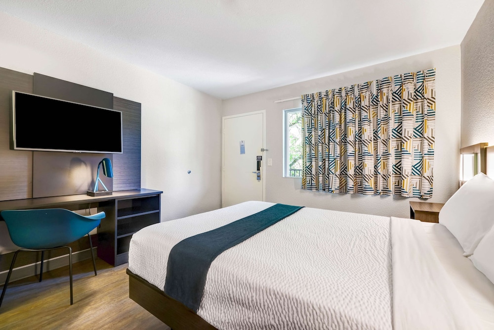 Premium Room, 1 Queen Bed, Non Smoking, Refrigerator & Microwave photo 1