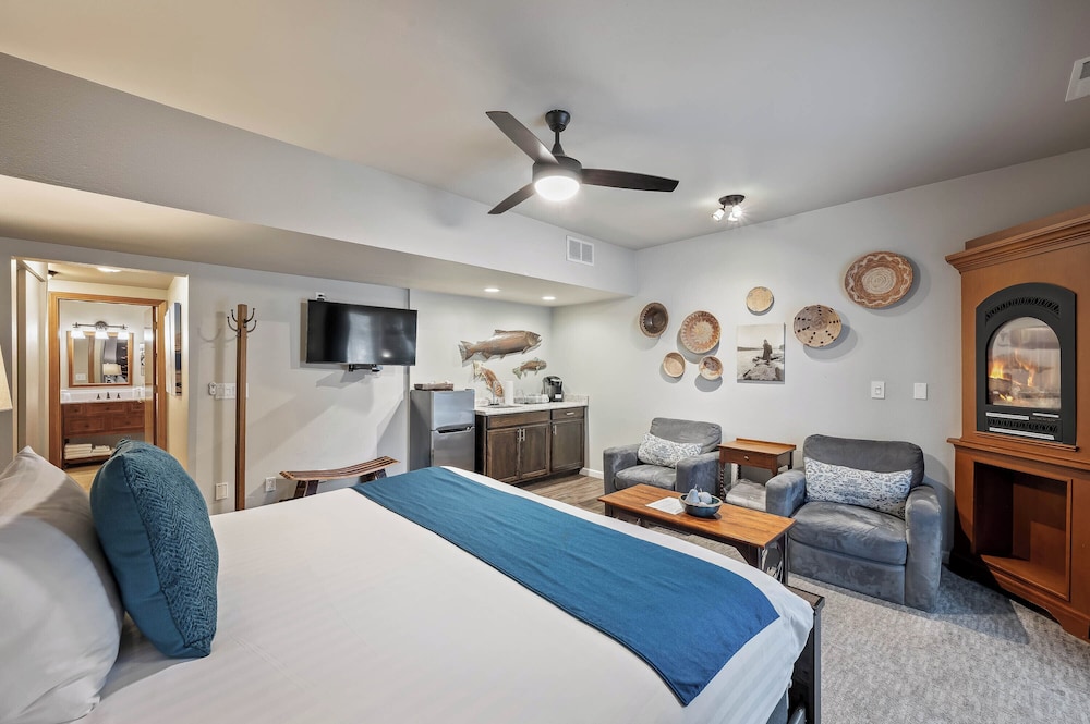 Columbia - 1 King Bed, Patio, River View, Pet Friendly, Fireplace photo 2