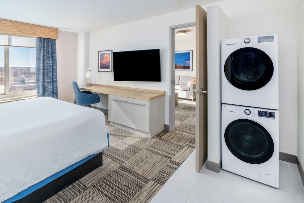 Deluxe Suite, 1 King Bed, Accessible - Photo 1