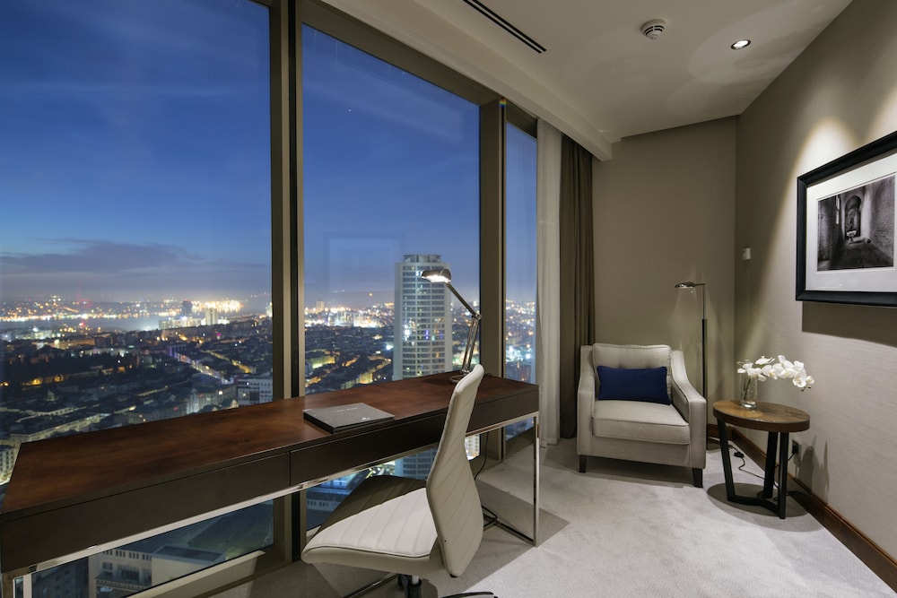 Executive Suite, 1 King Bed, Accessible (Taksim) thumbnail 5