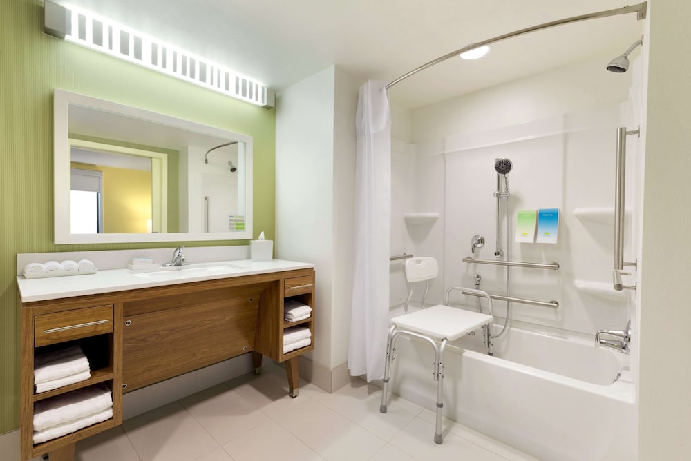 Studio, 1 King Bed, Accessible, Bathtub (Mobility) photo 3