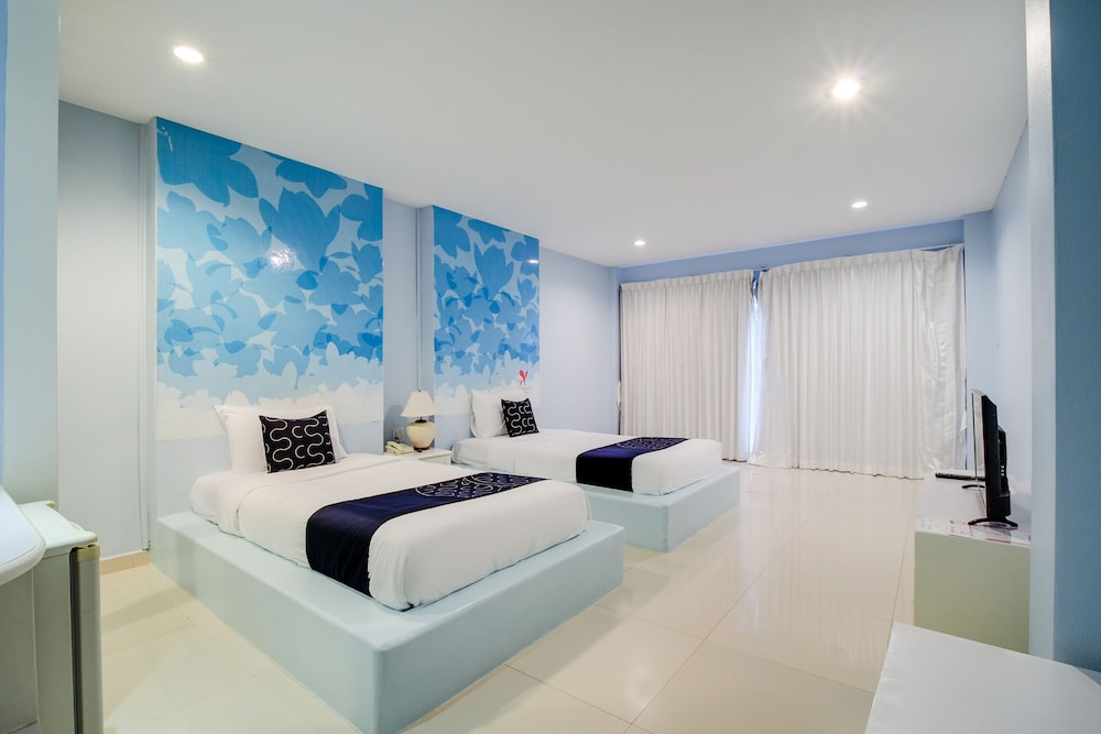 Superior Twin Room, Pool Access photo 2