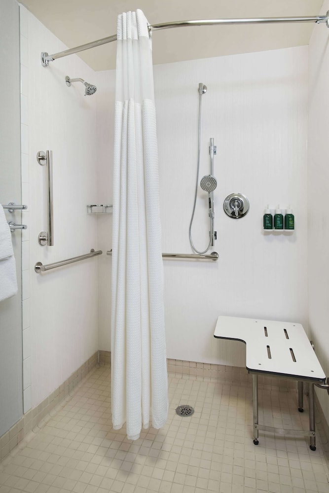 Deluxe Room, 2 Double Beds, Accessible (Mobility Roll in Shower) - Photo 5