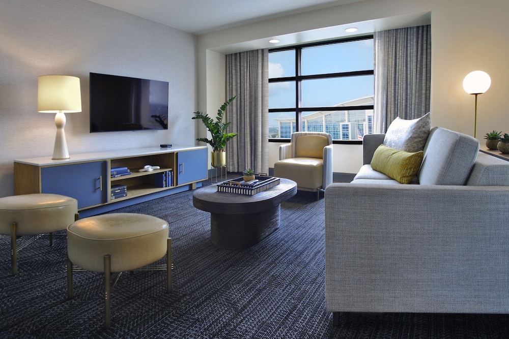 Suite, 1 King Bed - Photo 1
