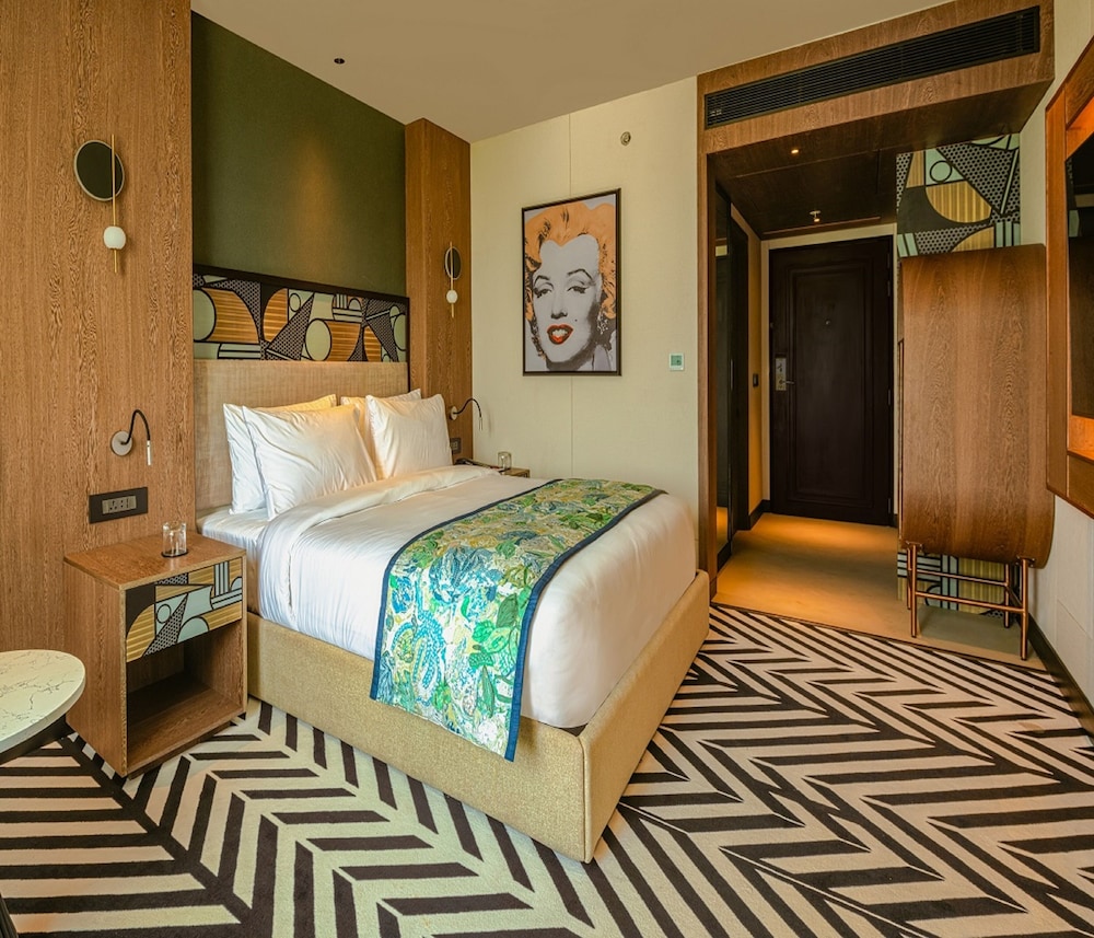 Suite - Photo 13