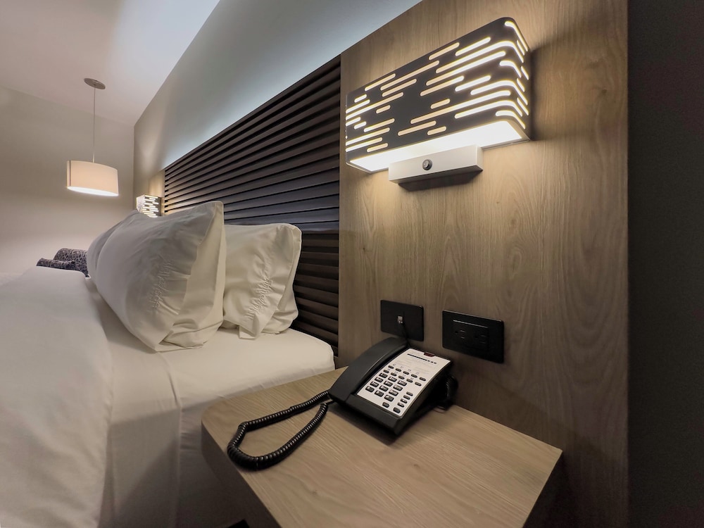 Suite, 1 King Bed thumbnail 6