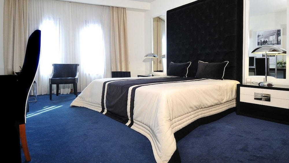 Standard Double or Twin Room, Canal View thumbnail 6