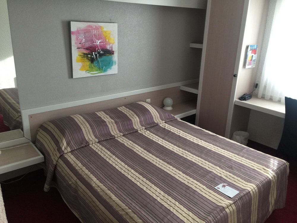 Quadruple Room, Connecting Rooms