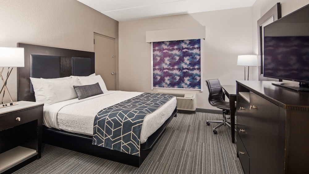 Standard Room, 1 Queen Bed, Refrigerator & Microwave - Photo 1