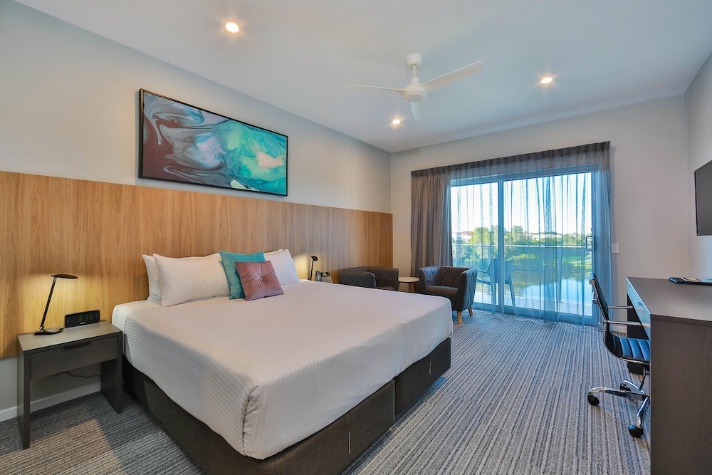 Executive Room, 1 King Bed, Balcony, Lake View photo 3