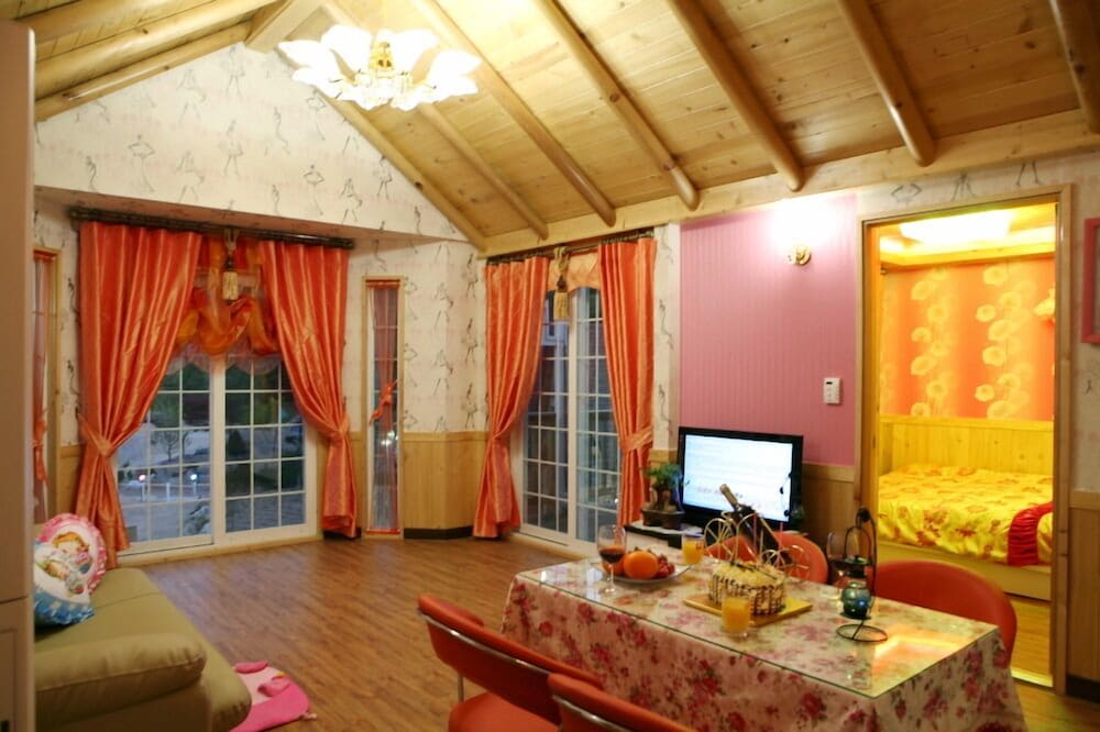 Room (Fox and wolf) photo 2