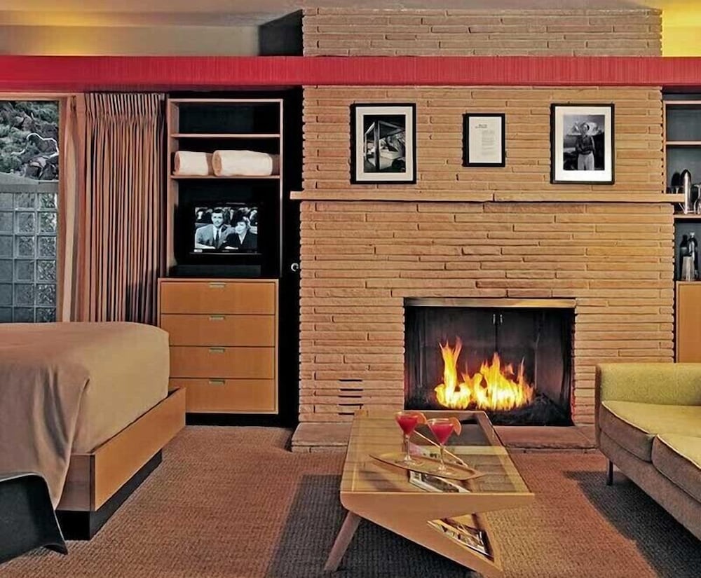 108 Frey Lounge photo 2