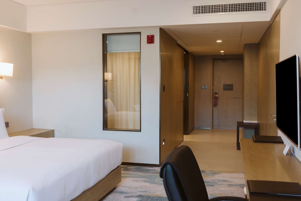 Room, 1 King Bed, Courtyard View - Photo 2