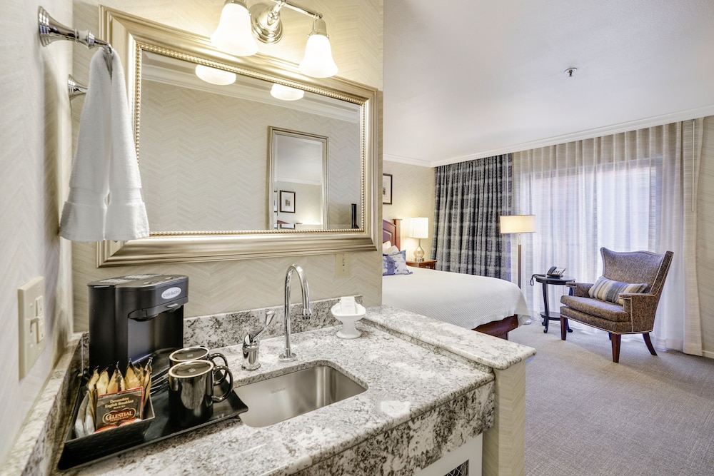 Premium Room, 1 King Bed - Photo 5