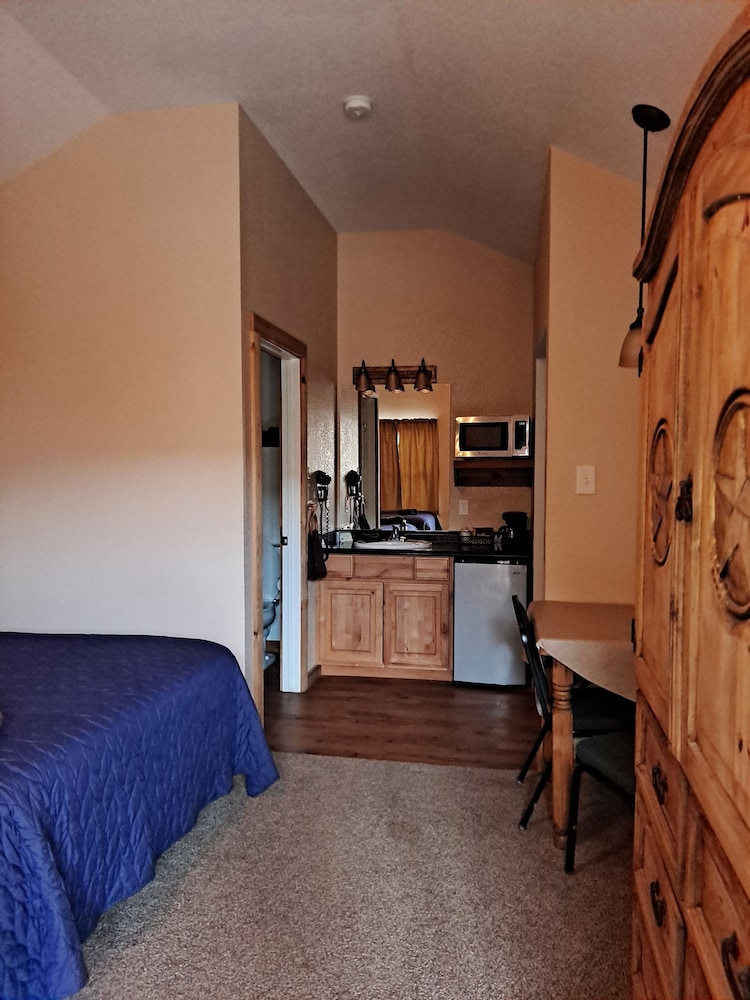 Traditional Cabin, 2 Queen Beds photo 2