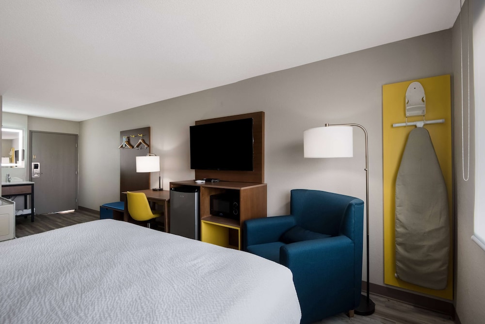 Standard Room, 1 Queen Bed - Photo 9