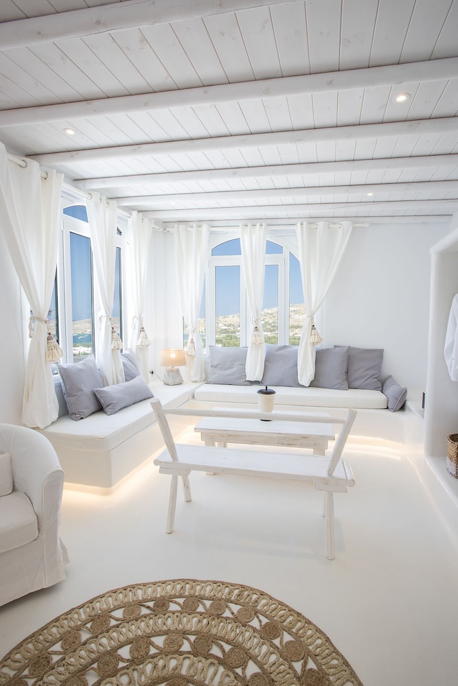 Deluxe Suite - Photo 7