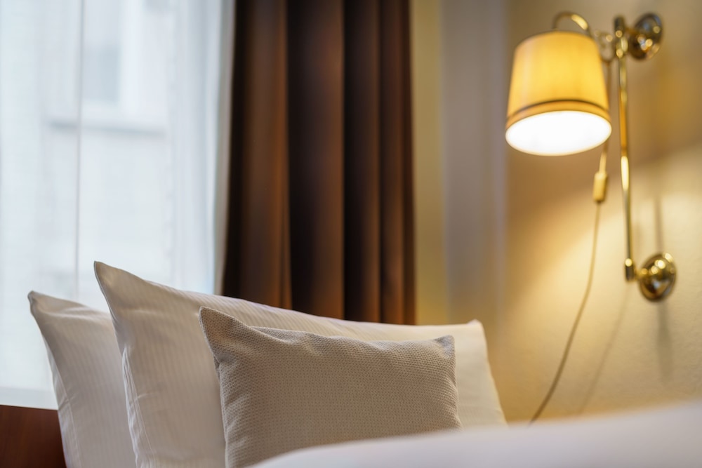 Basic Single Room, 1 Queen Bed