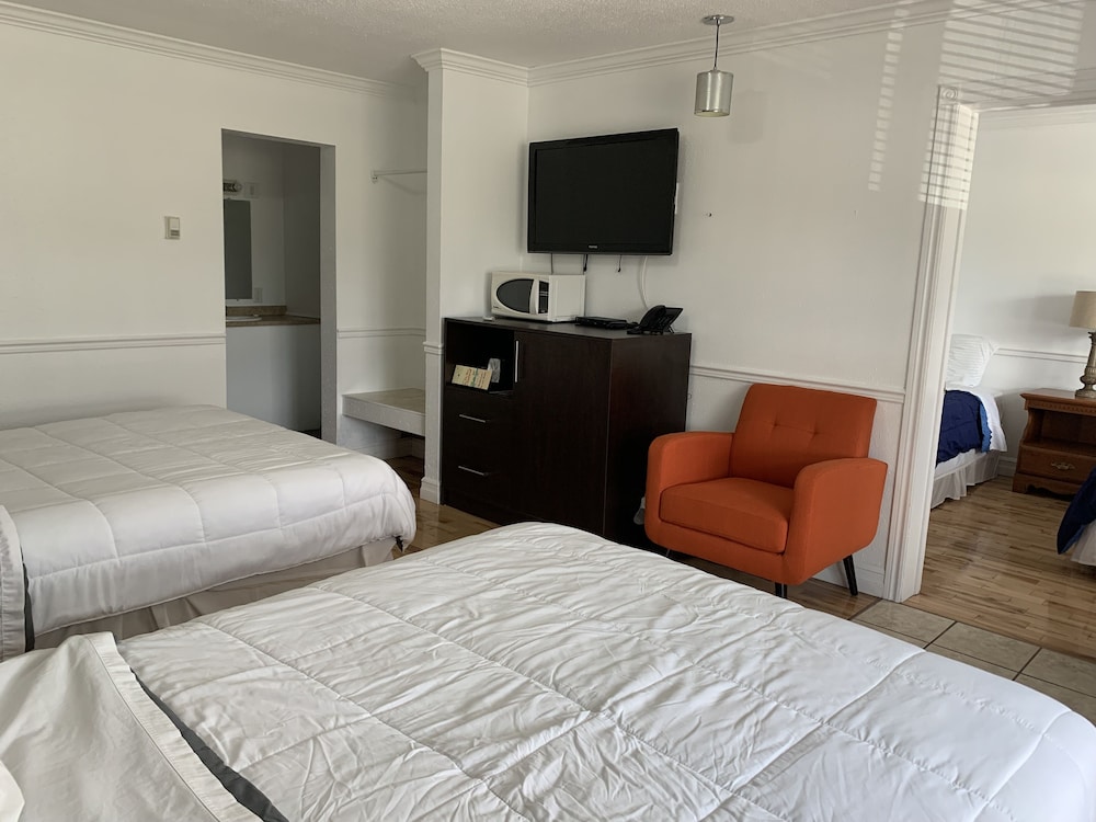 Family Room, 2 Bedrooms, Accessible photo 2