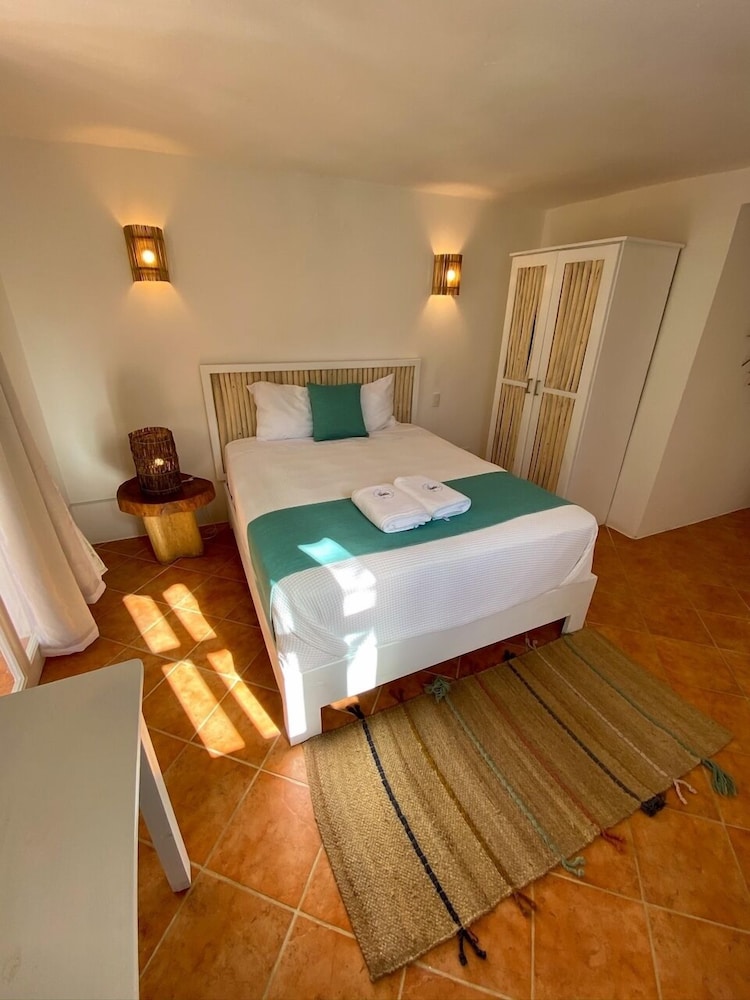 Basic Double Room, 1 Queen Bed, Non Smoking, Partial Ocean View