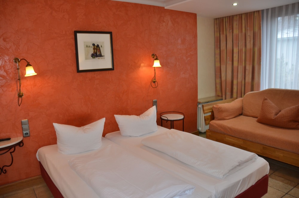 Basic Double or Twin Room, 1 Bedroom, Non Smoking, Bathtub photo 3