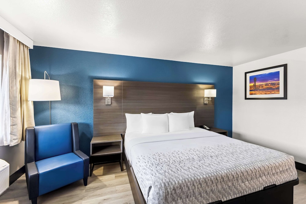 Standard Room, 1 King Bed, Accessible, Refrigerator & Microwave - Photo 4
