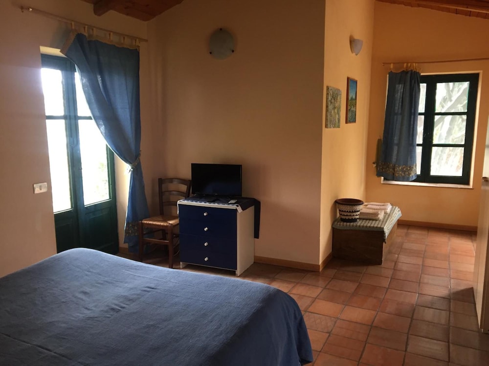 Basic Triple Room, 1 Bedroom, Garden View, Sea Facing photo 1
