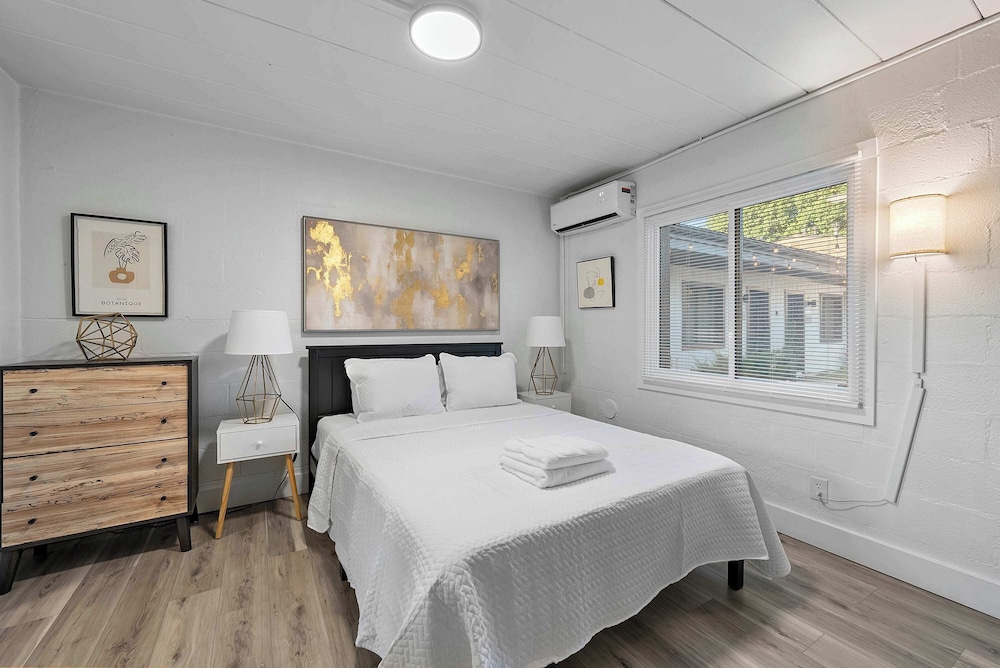 Studio, 1 Queen Bed, Patio, Garden View (Chic City Retreat 93E)