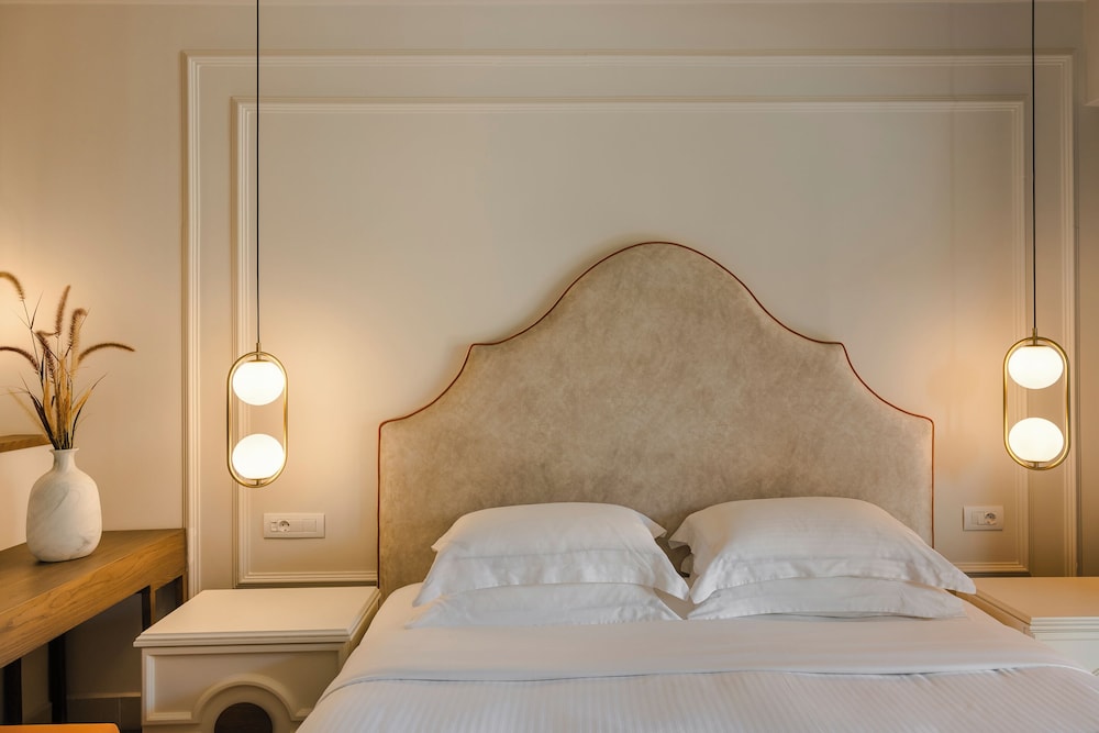 Design Room, Partial Ocean View (King)
