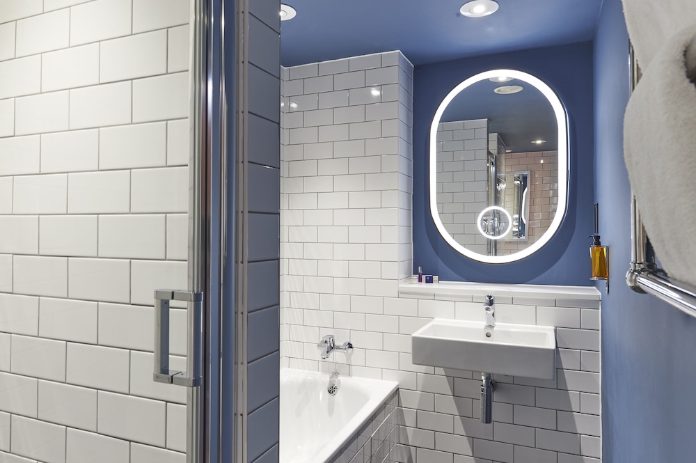 Corner Suite - Photo 10