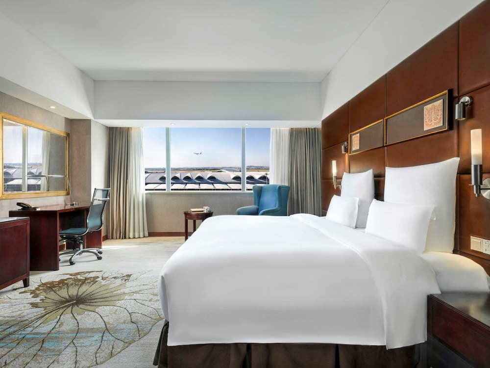 Deluxe Room, 1 King Bed - Photo 1