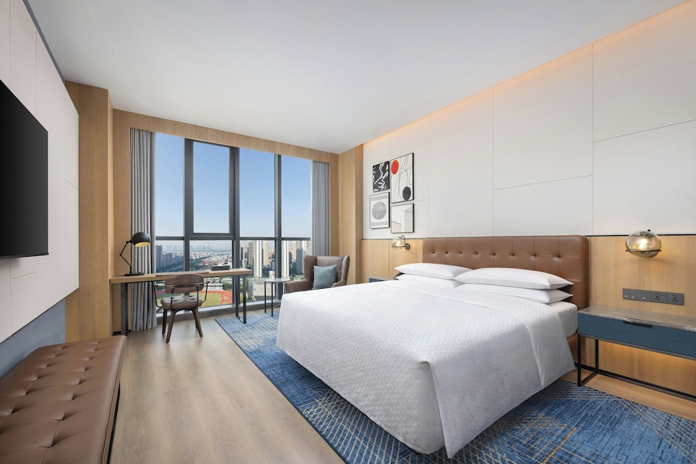 Business Room, 1 King Bed, City View