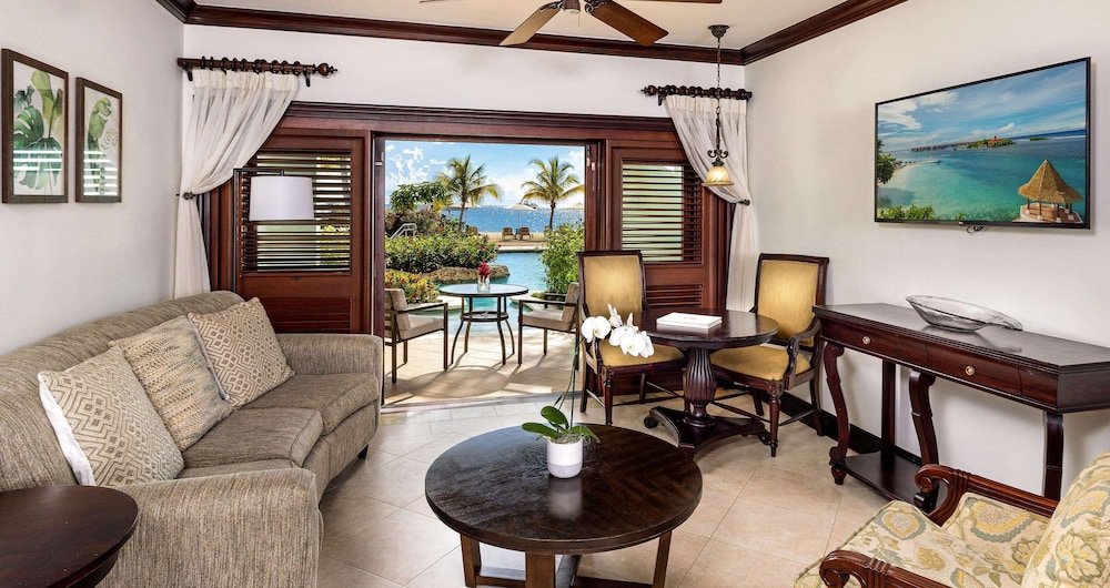 Sundowner Swim up Beachfront One Bedroom Butler Suite