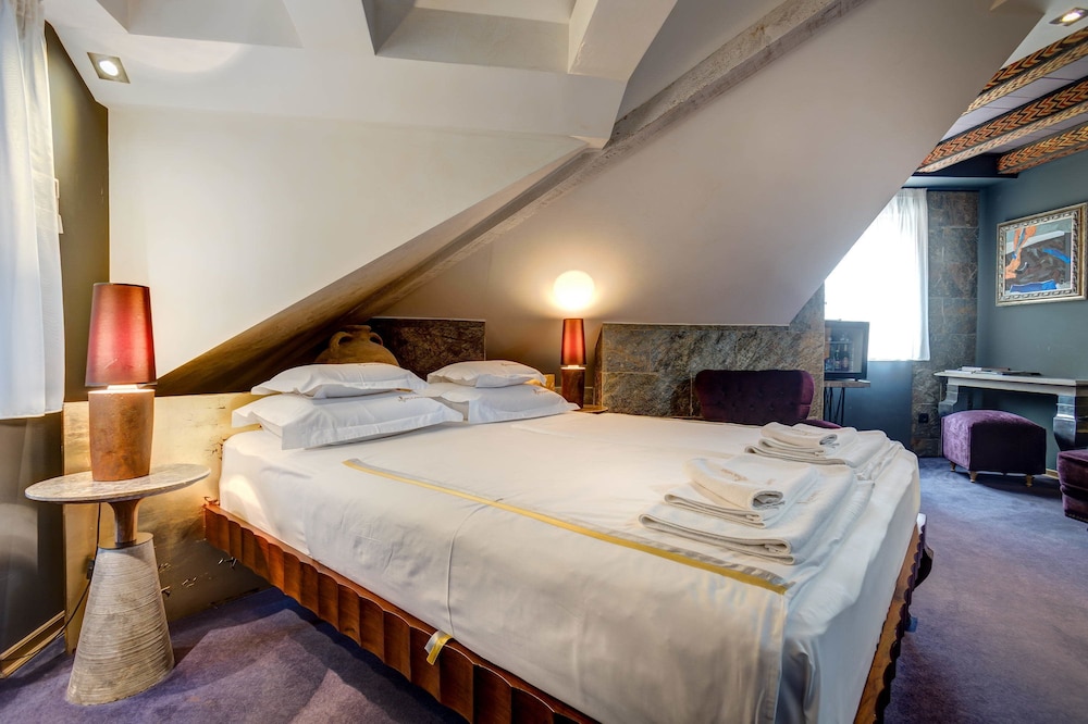Superior Room, 1 Queen Bed, 2 Bathrooms