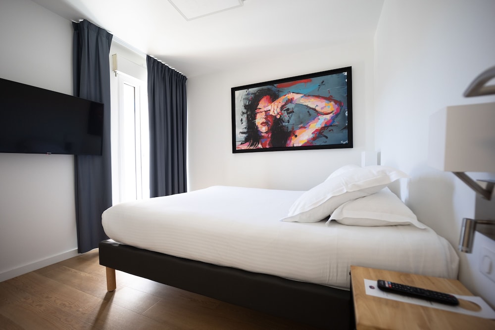 Superior Double Room thumbnail 6