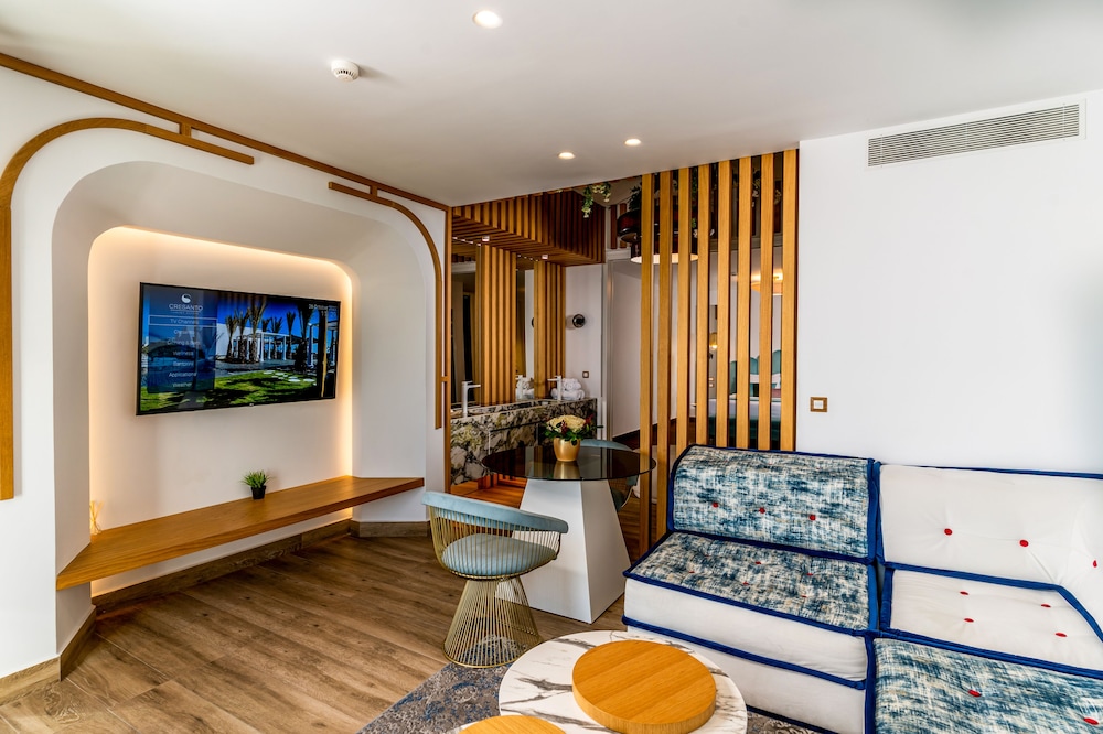 King Suite with Sea View and Heated Plunge Pool - Photo 3