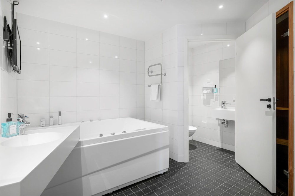 Junior Suite, 1 King Bed, Hot Tub, City View - Photo 2