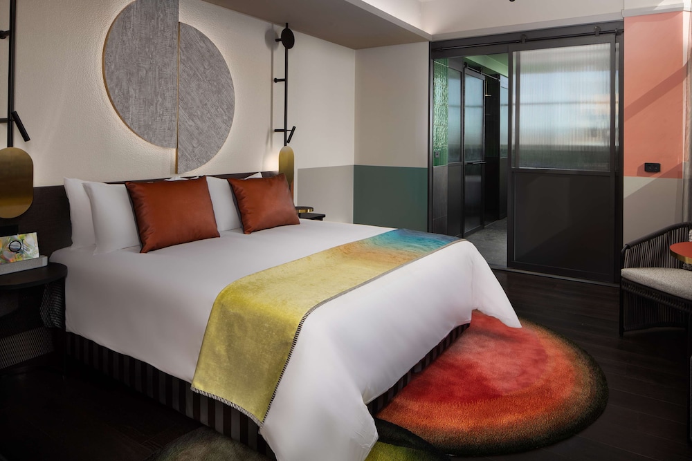Executive Suite, 1 King Bed, Corner (QT) - Photo 4