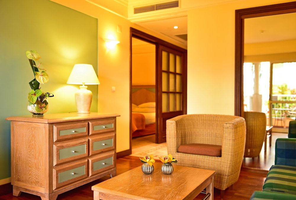 Family Room (Superior) thumbnail 6