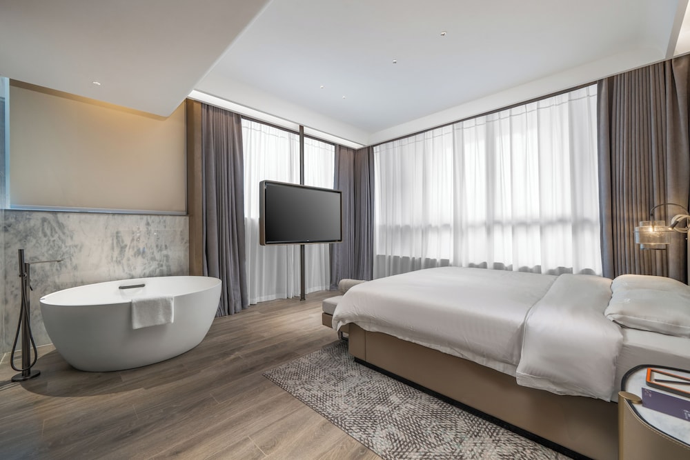 Executive Suite, City View