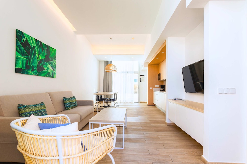 Deluxe Apartment (2 Adults + 1 Child)