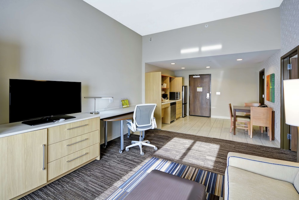 Studio, 1 King Bed, Accessible, Non Smoking (w/ roll-in shower) photo 3