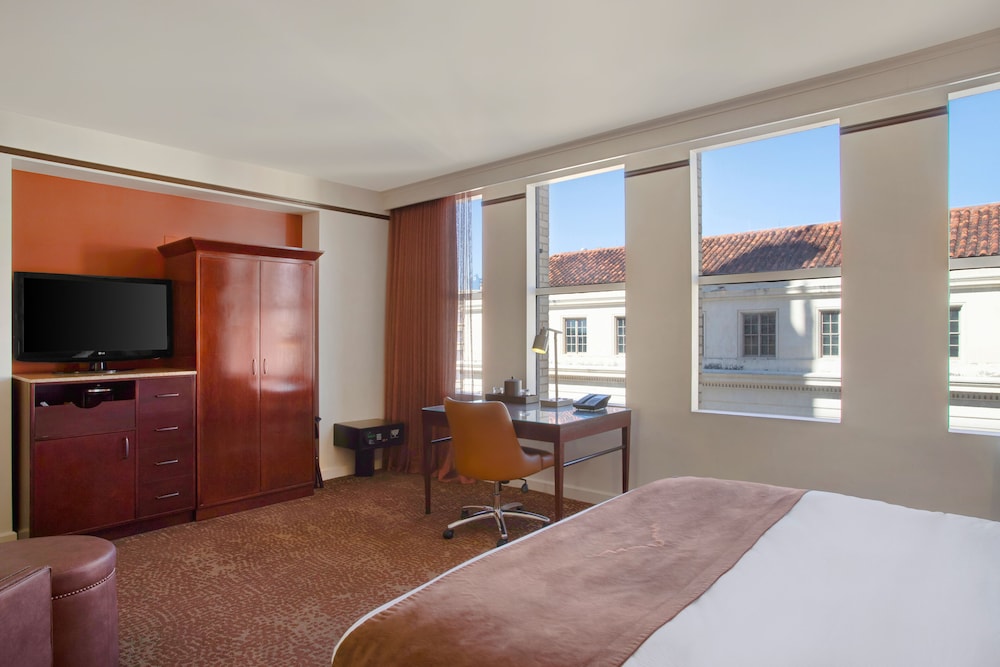 Room, 1 King Bed, Accessible (Mobility & Hearing, Roll-in Shower) - Photo 2