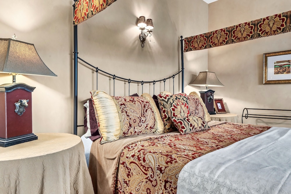 Romantic Studio Suite, 1 King Bed, Mountain View photo 1