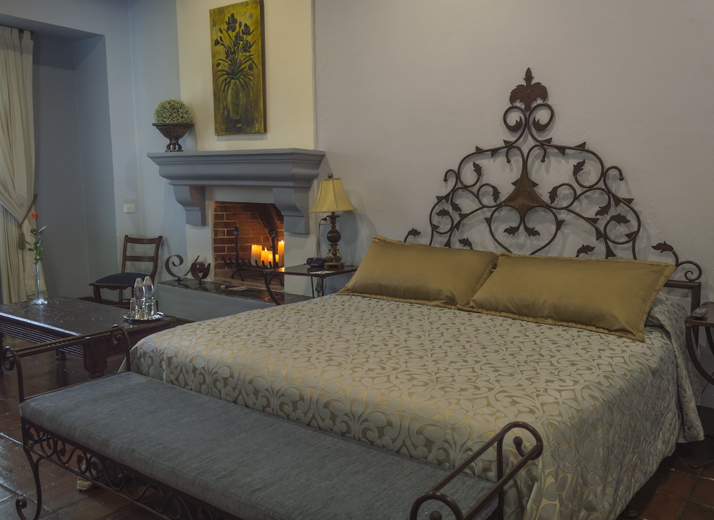 Junior Suite, 1 King Bed - Street side photo 2
