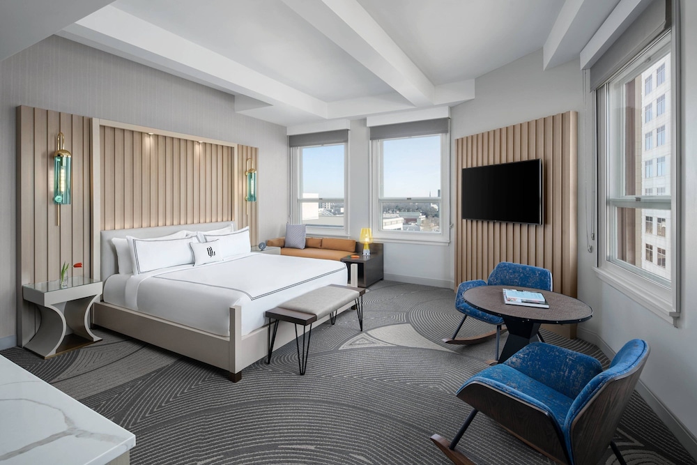 Deluxe Room, 1 King Bed, City View, Corner