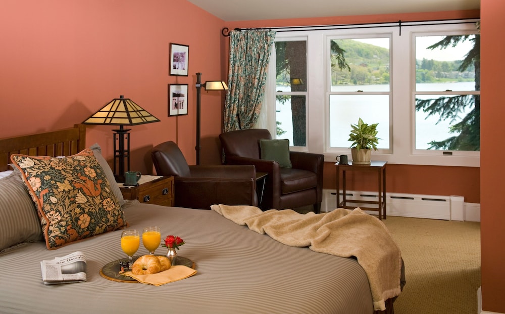 Deluxe Single Room, 1 King Bed, Balcony, Lake View