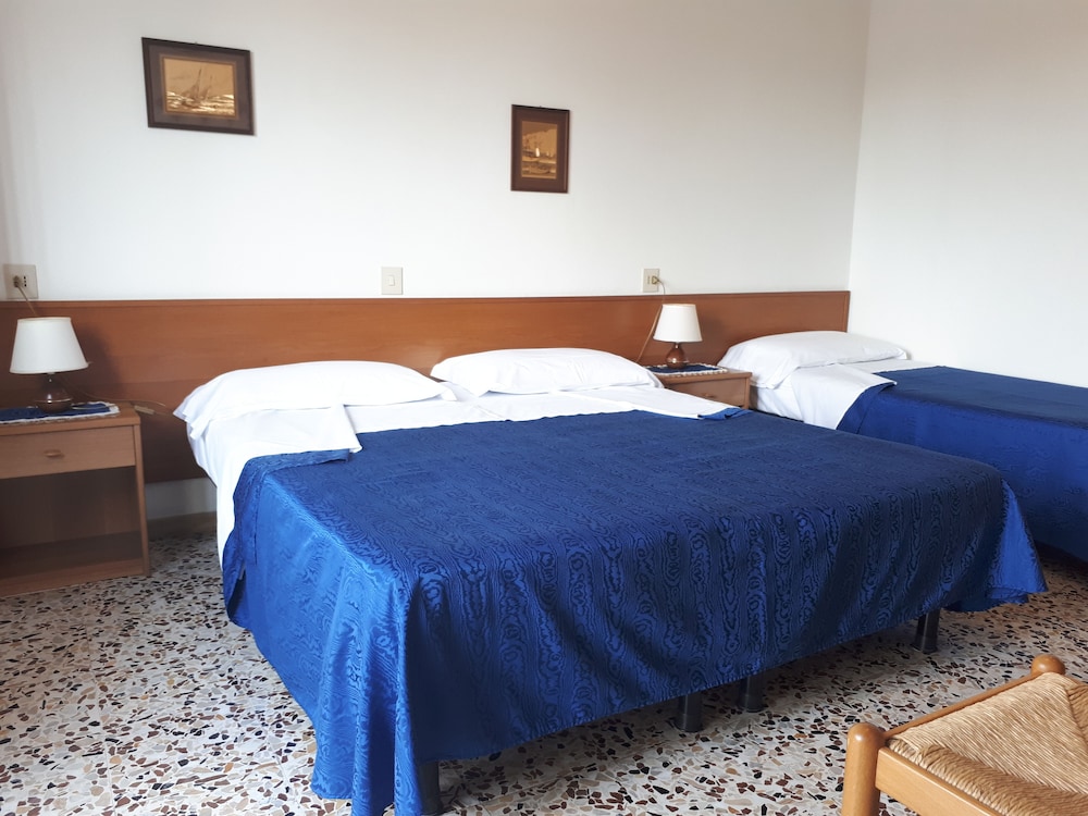 Standard Triple Room, Ensuite photo 1