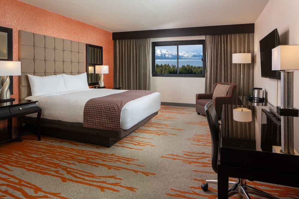 Room, 1 King Bed, Partial Lake View - Photo 1